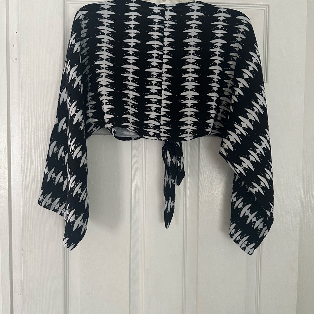 Black and White Geometric Women's Shrug - Picture 4 of 4